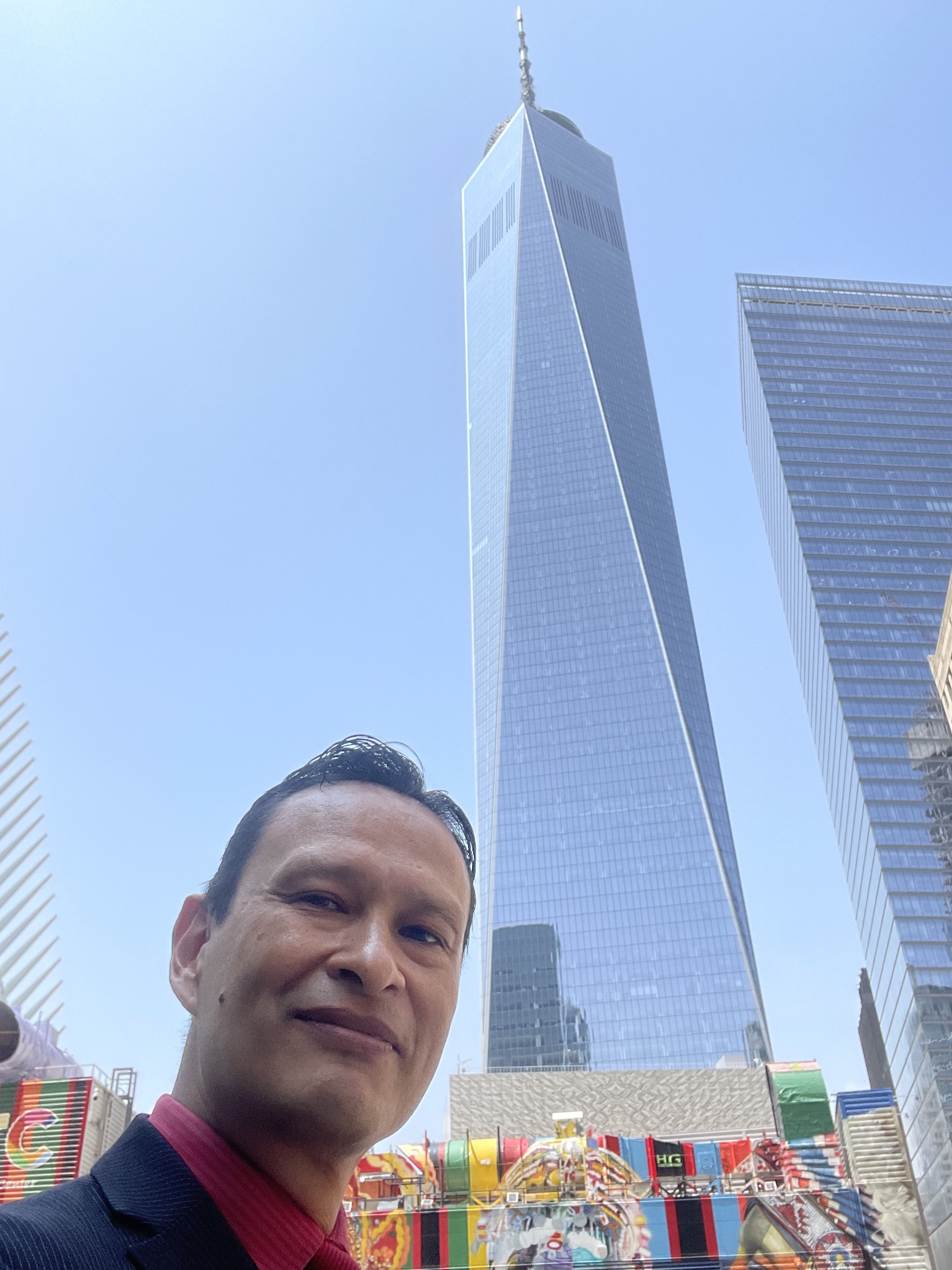 Gustavo Carreño frente al One World Trade Center, julio 2023