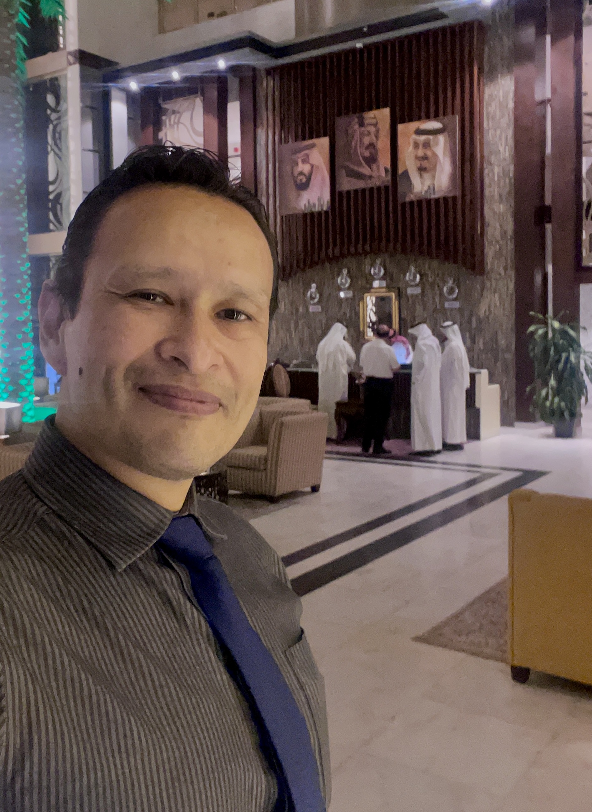 Gustavo sonriendo en el lobby de un edificio en Hail, Arabia Saudita