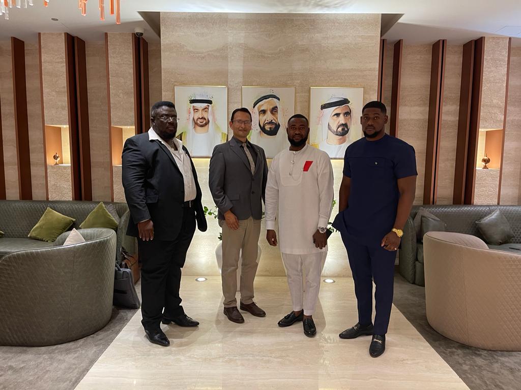 Cierre de contrato con empresa de Ghana en un lobby de Dubái
