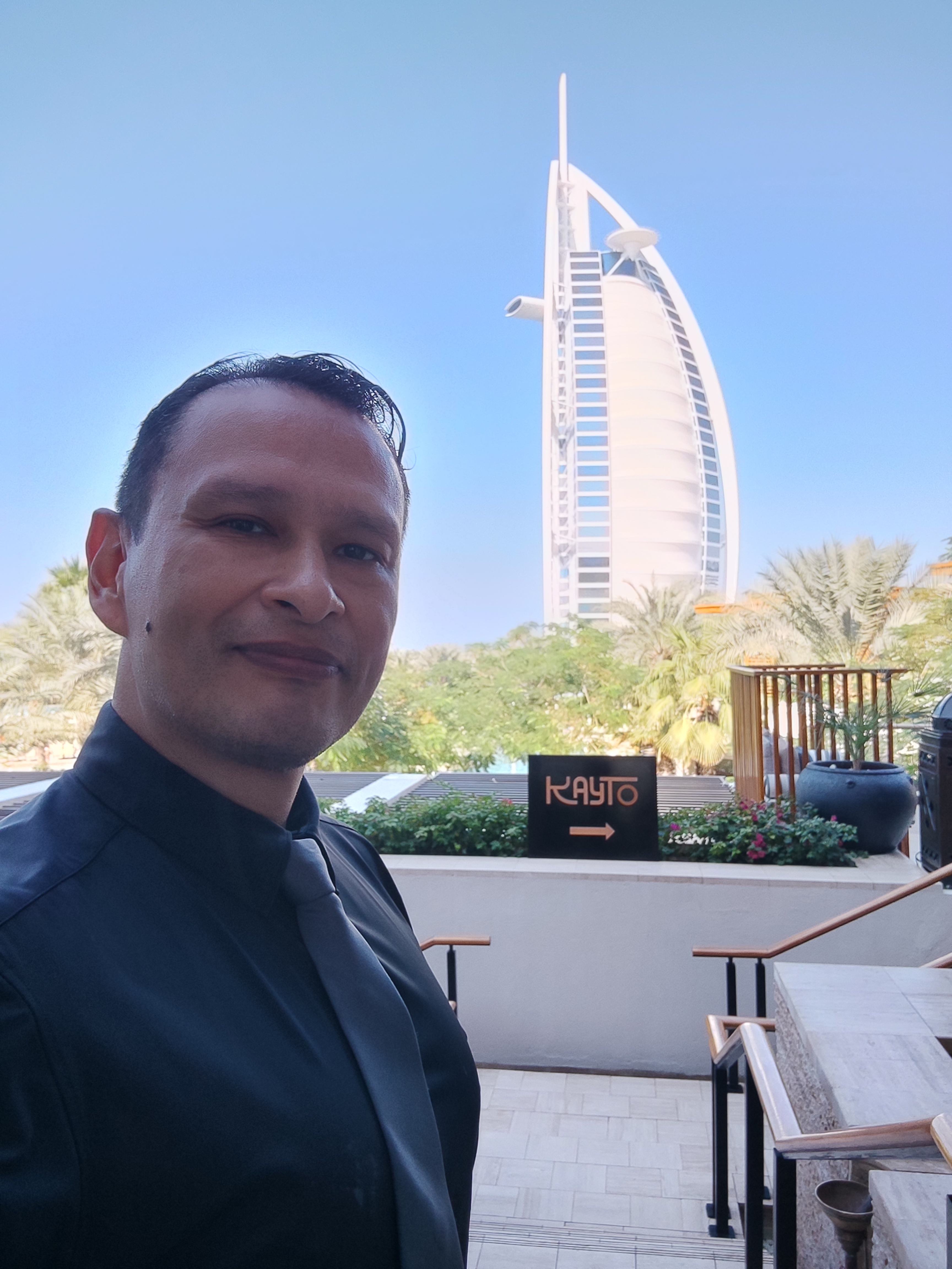 Selfie de Gustavo Carreño con Burj Al Arab de fondo