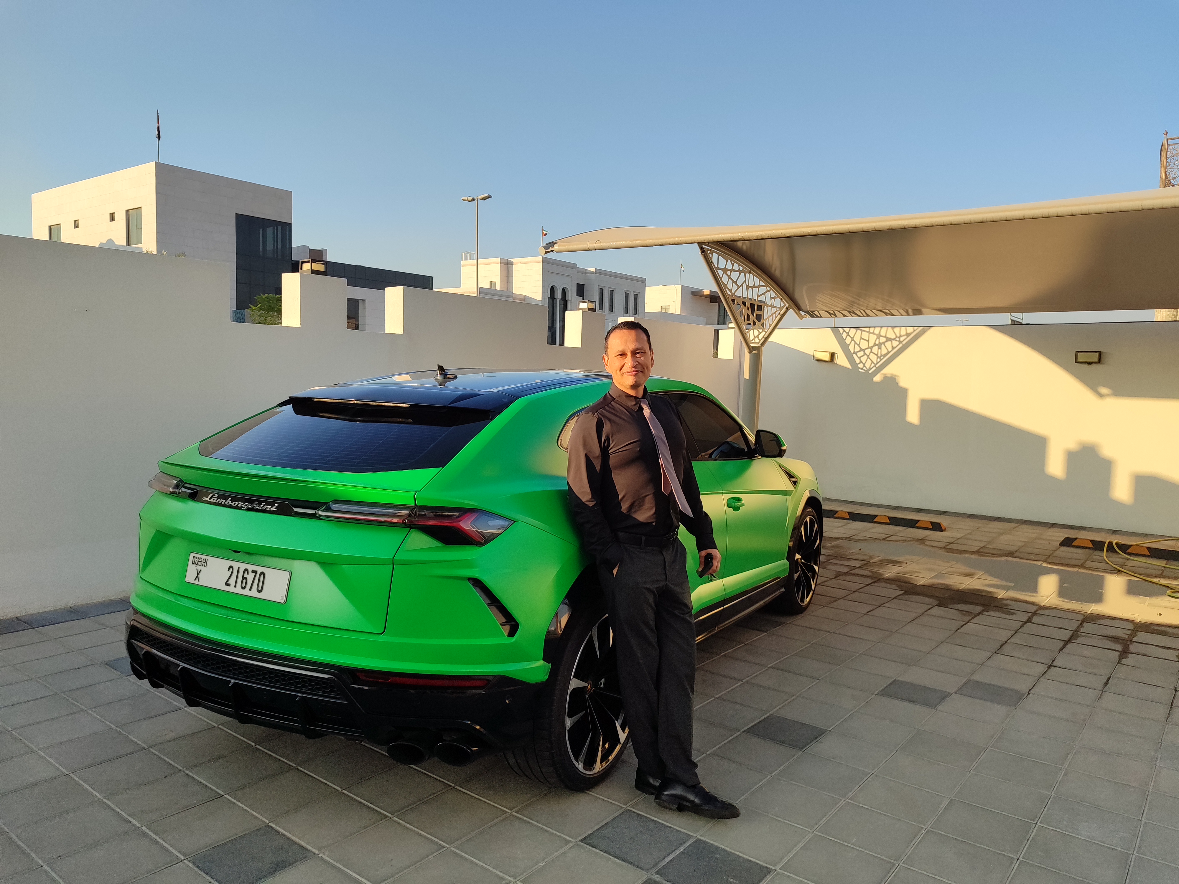 Gustavo Carreño junto a Lamborghini Urus en Dubái