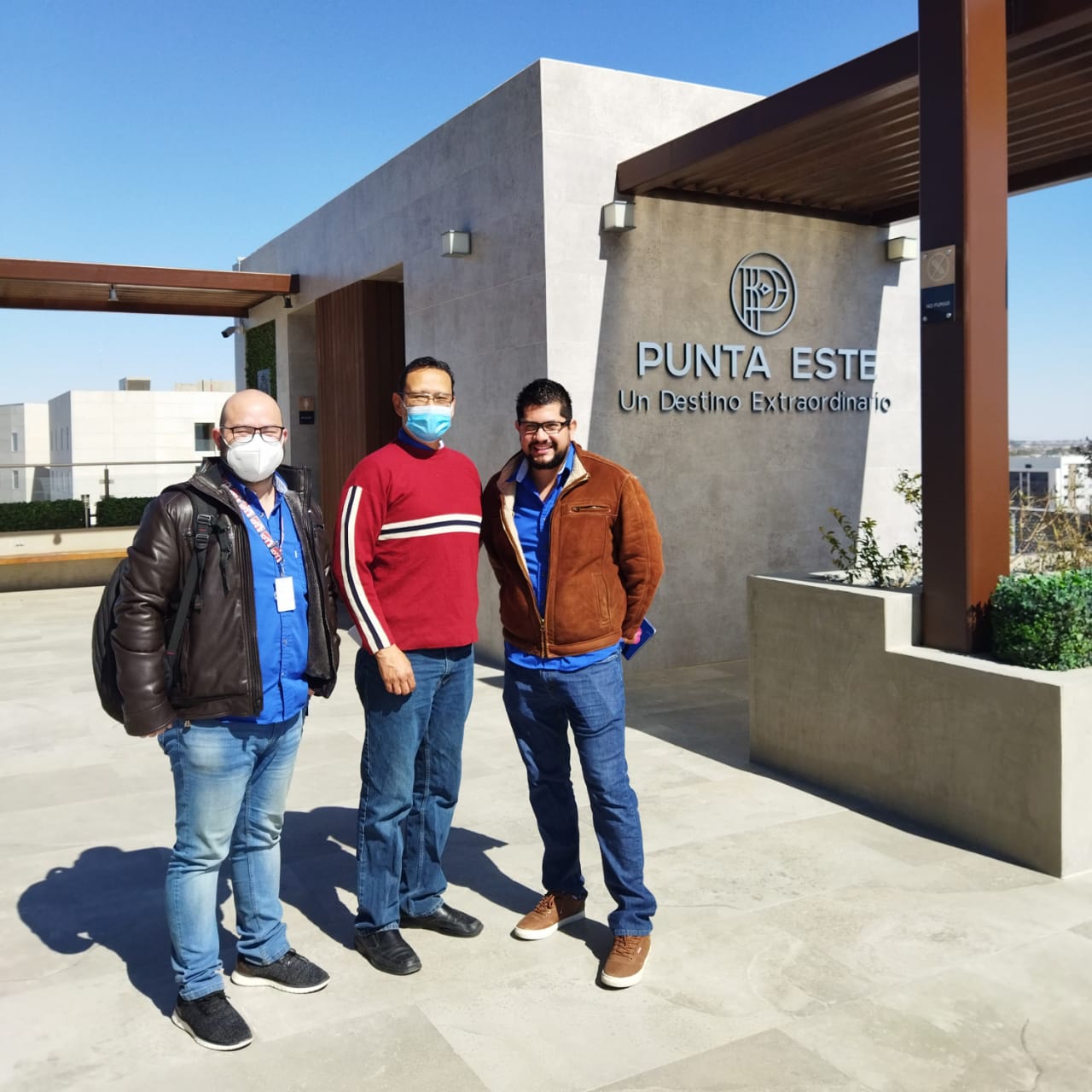 Gustavo y su equipo frente al letrero de Grupo Hermosillo en Punta Este
